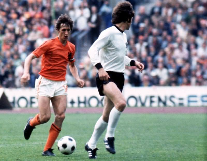 Johan_Cruyff_dribbles_towards_an_opponant_at_the_1974_World_Cup_football4football