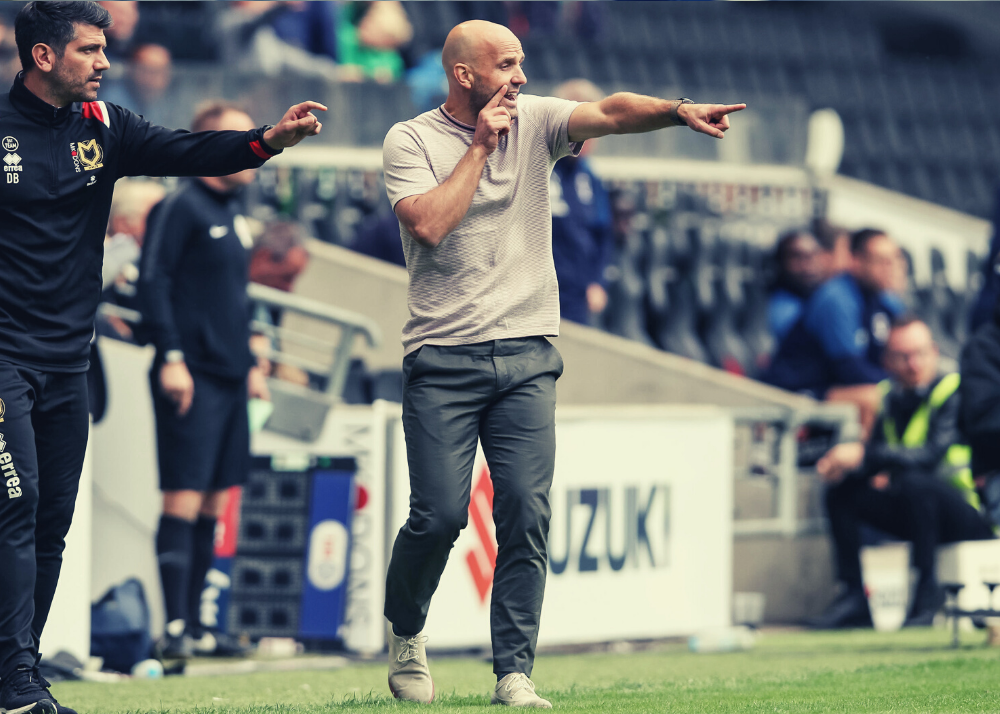 Paul_Tisdale_the_football_manager_shouts_instructions_during_a_game