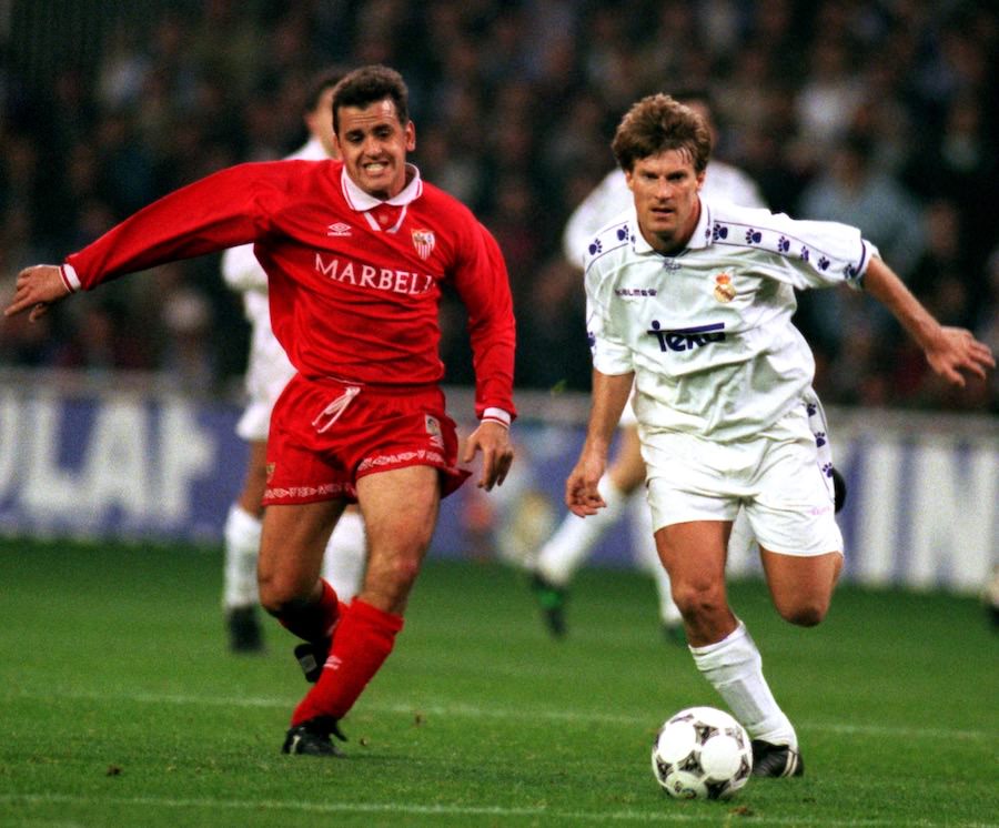 Michael_Laudrup_playing_for_Real_Madrid_runs_with_the_ball_football4football