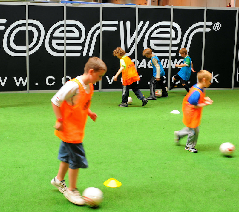 Coerver_coaching_session_for_children_football4football_training_drills