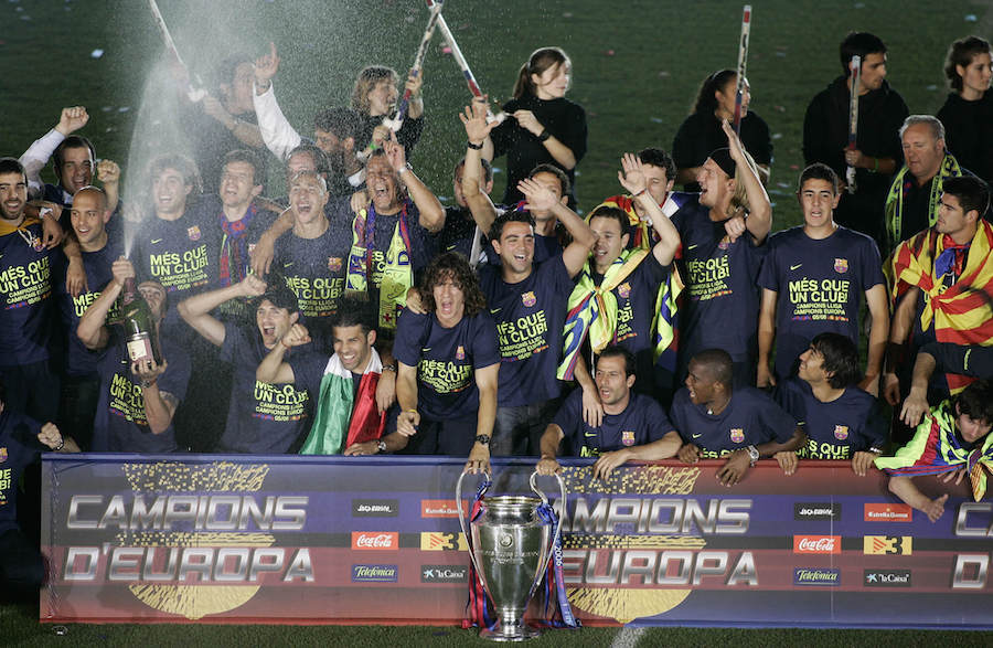 barcelona-team-celebrate-with-trophy-football4football