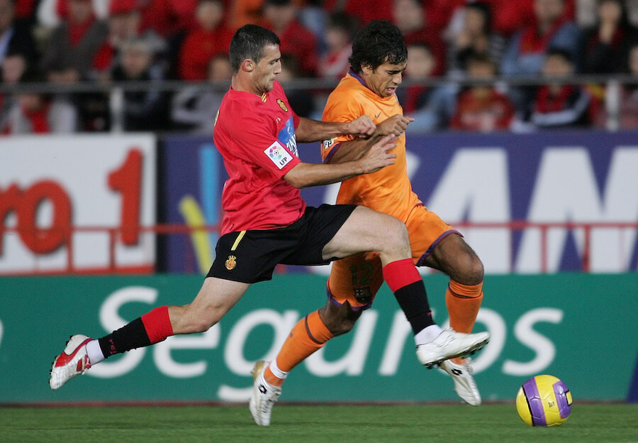 Gio-van-bronckhorst-files-down-the-wing-for-barcelona-football4football